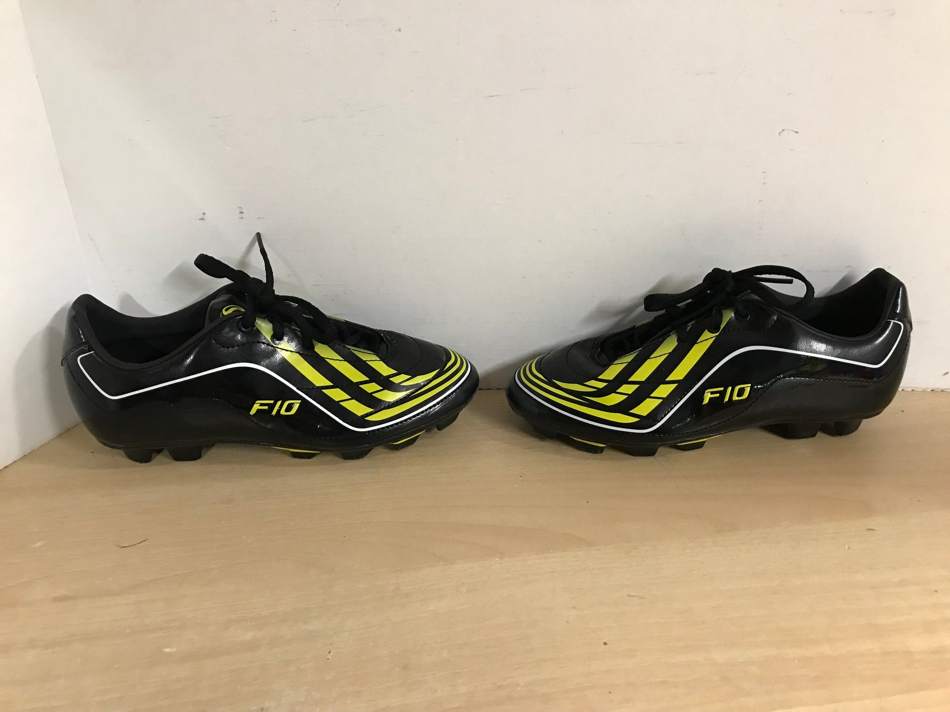 Soccer Shoes Cleats Child Size 4 Adidas