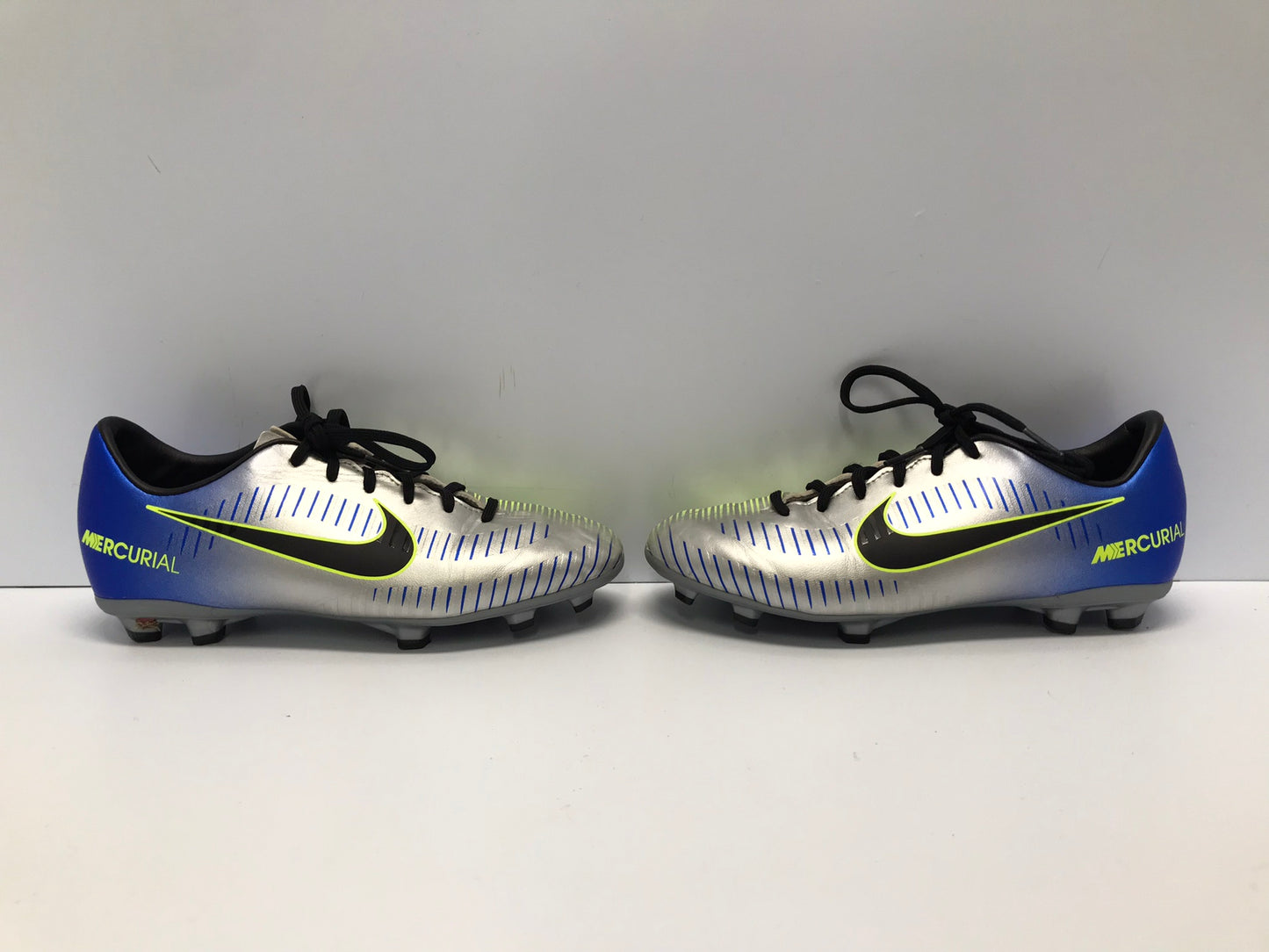 Soccer Shoes Cleats Child Size 4  Nike Neymar Mercurial  New Demo Model