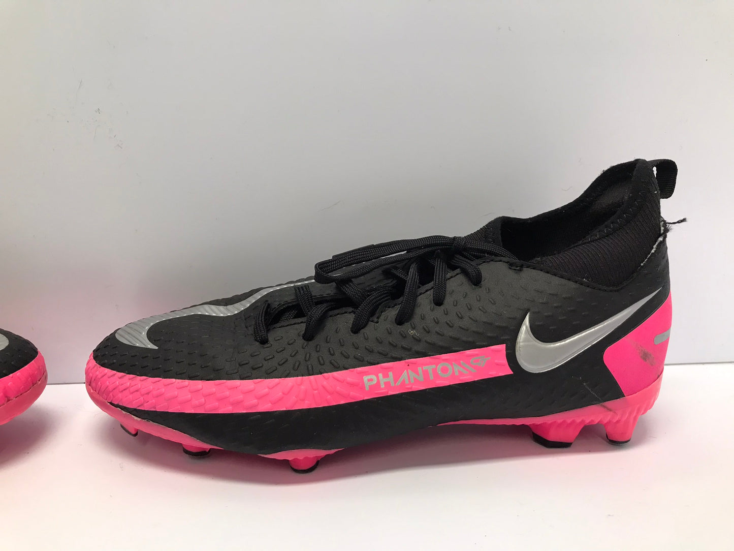 Soccer Shoes Cleats Child Size 4 Nike Phantom Slipper Foot  Black Pink Excellent