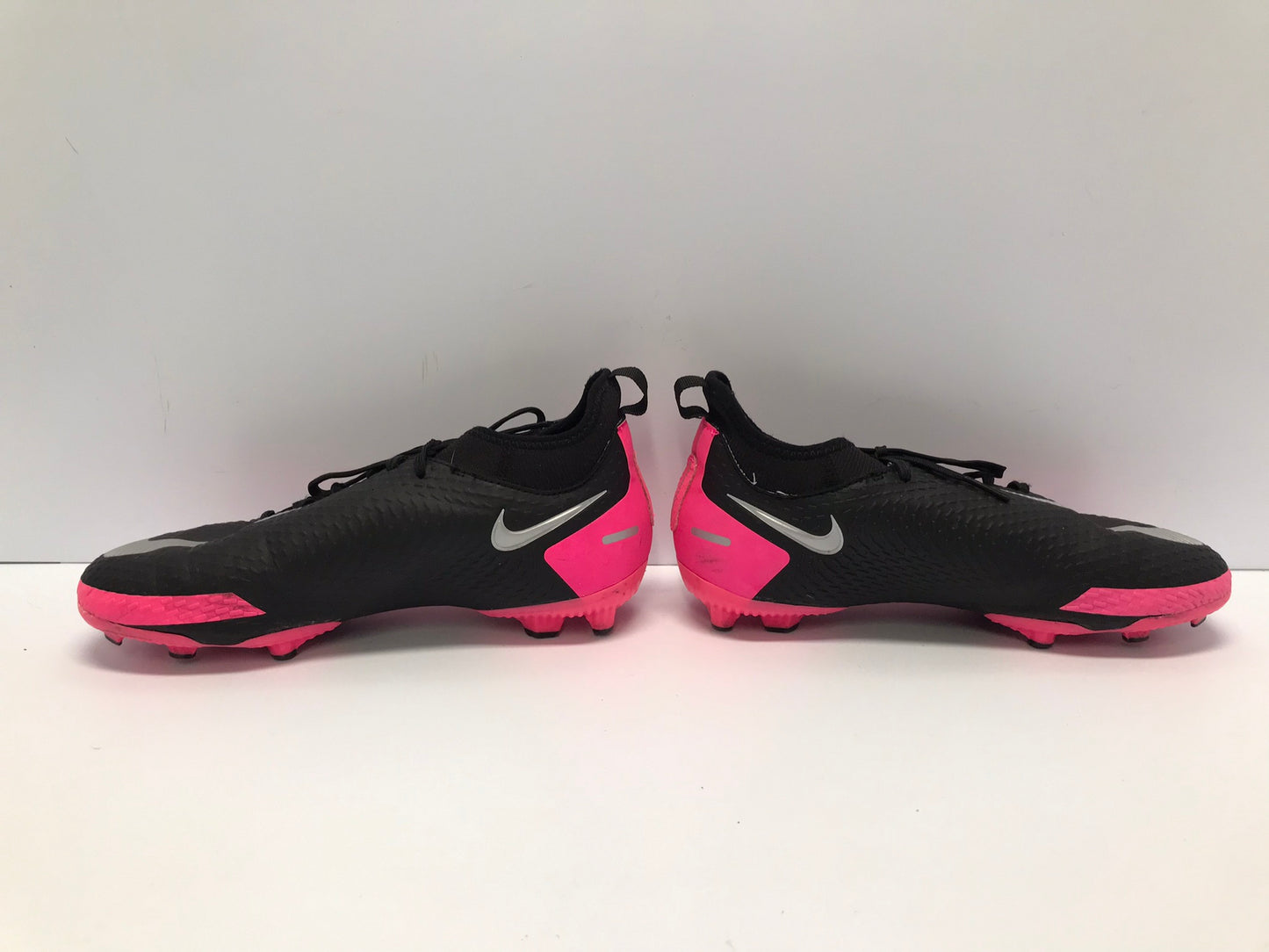 Soccer Shoes Cleats Child Size 4 Nike Phantom Slipper Foot  Black Pink Excellent