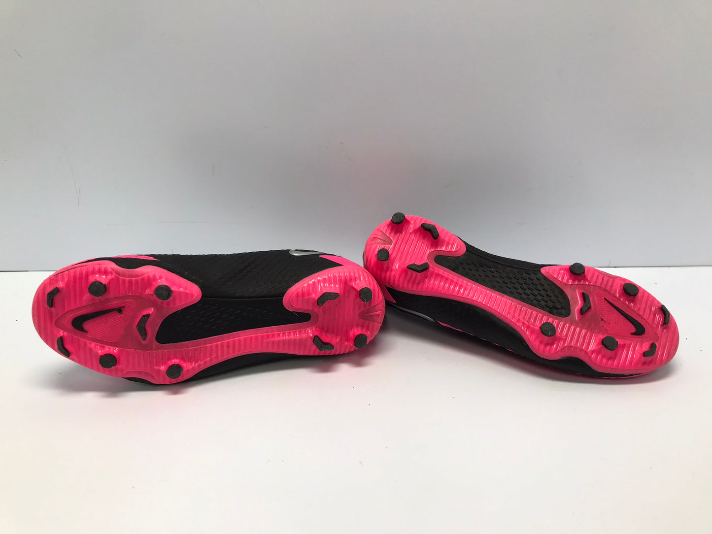 Soccer Shoes Cleats Child Size 4 Nike Phantom Slipper Foot  Black Pink Excellent
