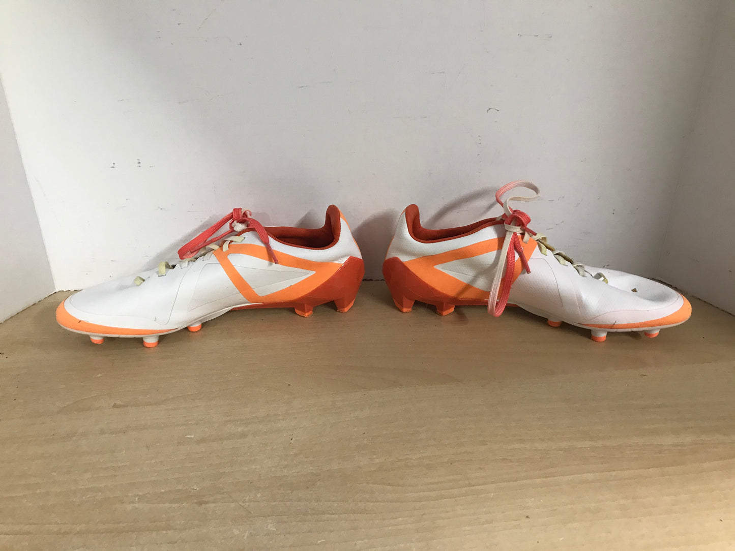 Soccer Shoes Cleats Ladies Size 8 Umbro Peach White Excellent