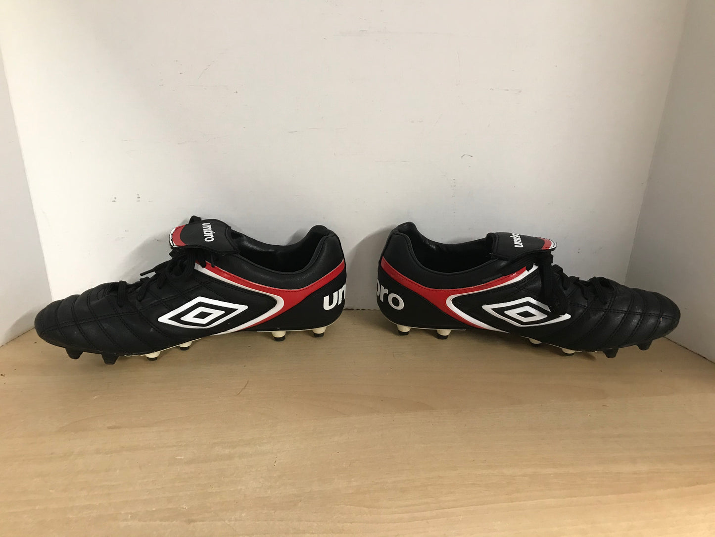 Soccer Shoes Cleats Men's Size 10 Umbro Red White Black Excellent As New