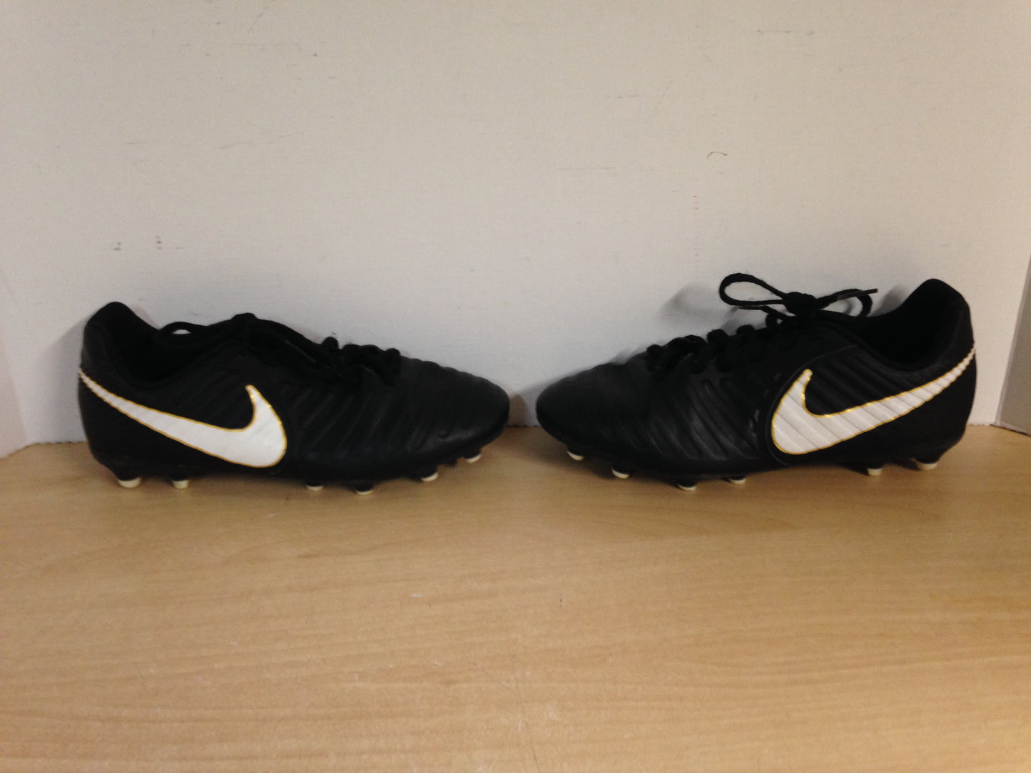 Soccer Shoes Cleats Men's Size 6 Nike Tiempo Black White Gold