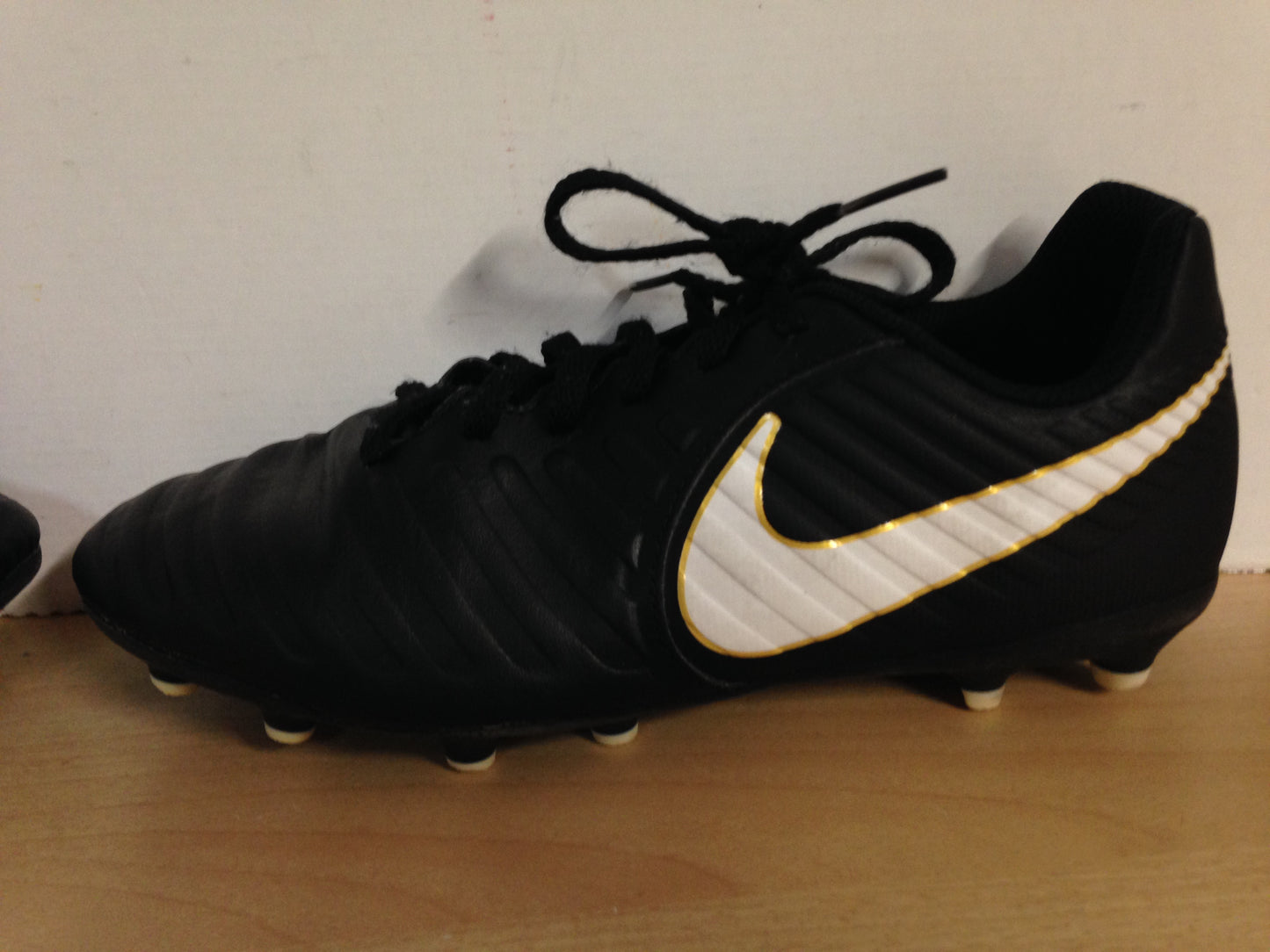 Soccer Shoes Cleats Men's Size 6 Nike Tiempo Black White Gold