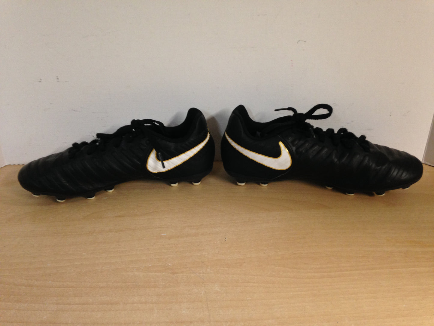 Soccer Shoes Cleats Men's Size 6 Nike Tiempo Black White Gold