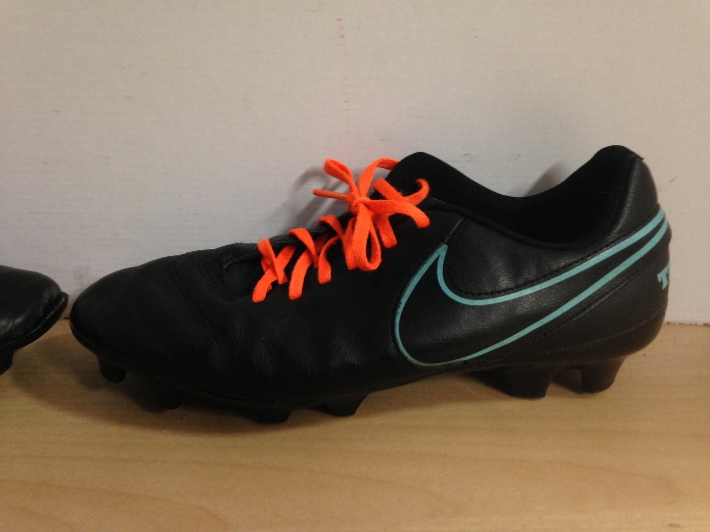 Soccer Shoes Cleats Men's Size 7 Nike Tiempo Black Orange Teal