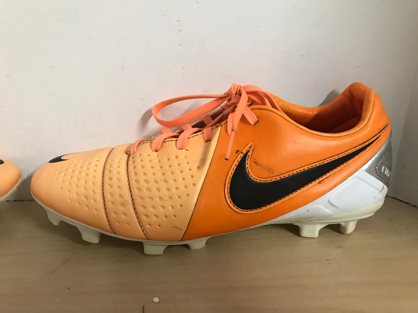 Soccer Shoes Cleats Men's Size 8.5 NIke CTR360 Leather Peach Silver Excellent Quality