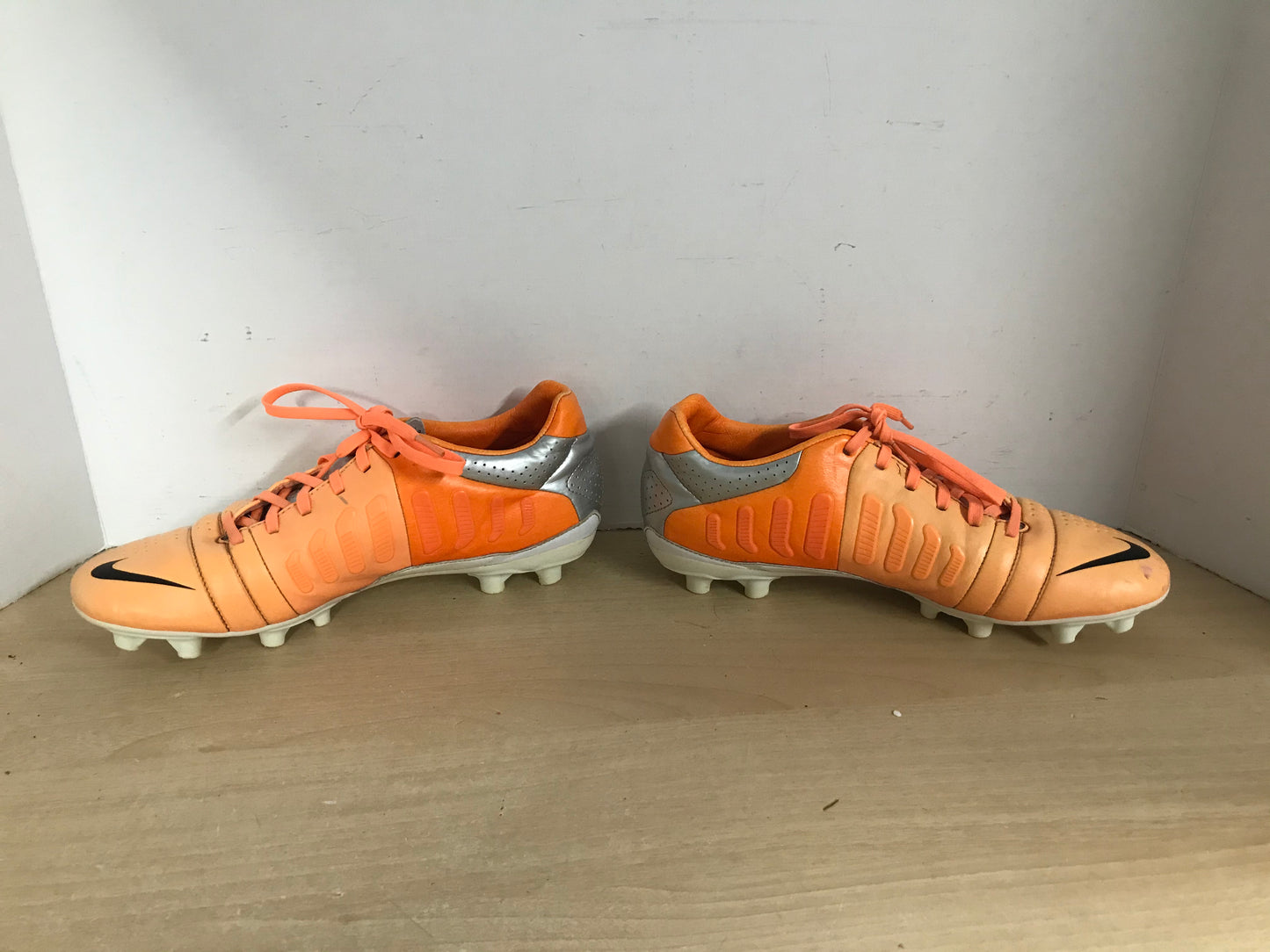 Soccer Shoes Cleats Men's Size 8.5 NIke CTR360 Leather Peach Silver Excellent Quality