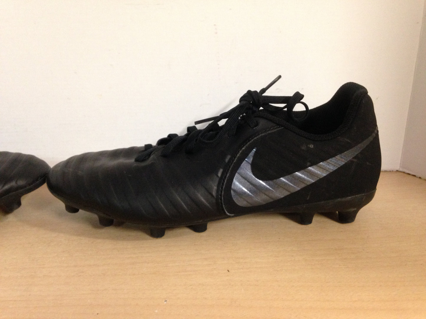 Soccer Shoes Cleats Men's Size 8 Nike Tiempo Black Excellent