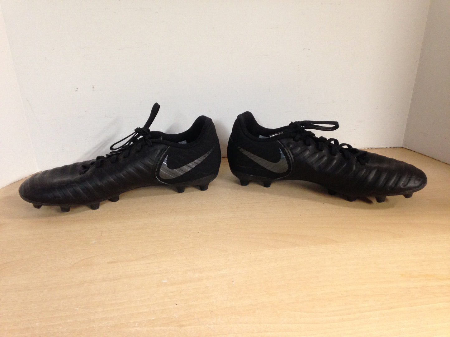 Soccer Shoes Cleats Men's Size 8 Nike Tiempo Black Excellent