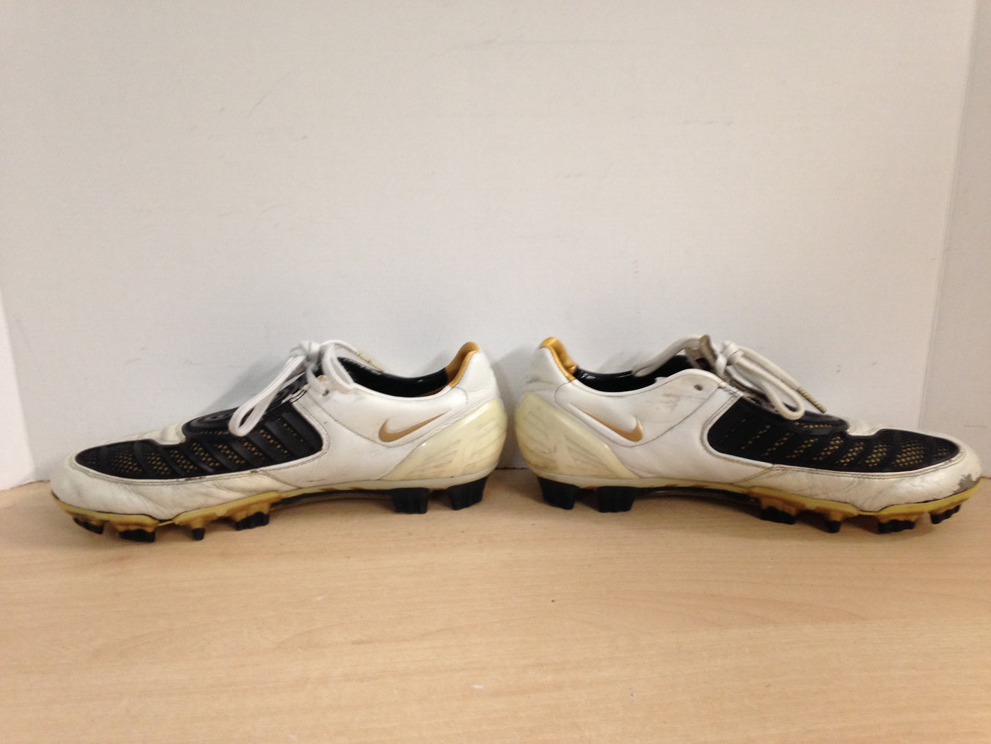 Soccer Shoes Cleats Men's Size 9.5 Leather White Black Minor Wear