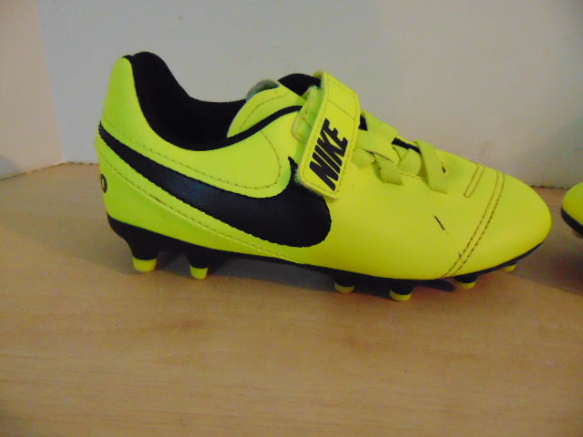 Soccer Shoes Cleats Child Size 11 Nike Tiempo Yellow and Black As New