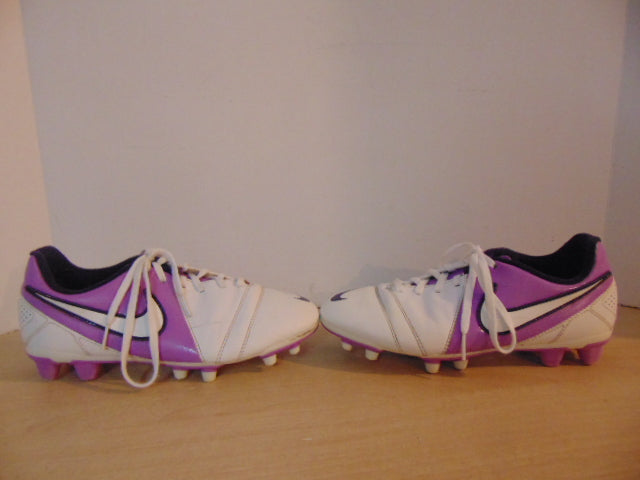 Soccer Shoes Cleats Ladies Size 7.5 Nike Purple White