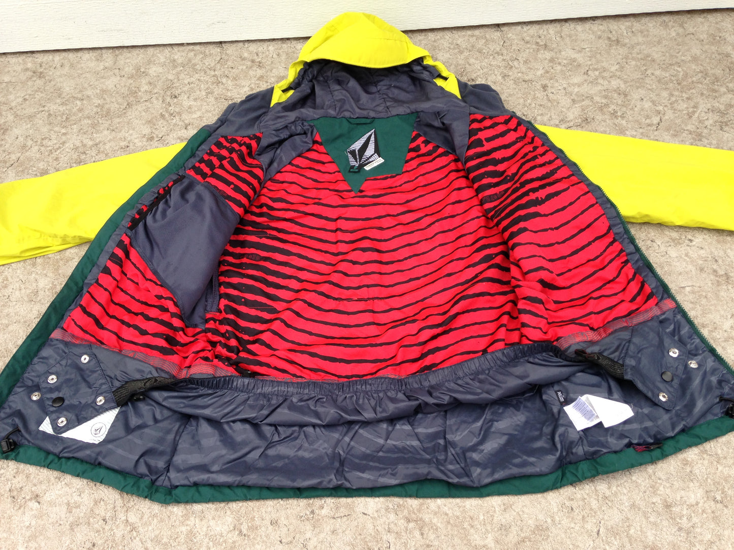 Winter Coat Men's Size Small Volcom With Snow Belt Snowboarding Yellow Green Red Excellent