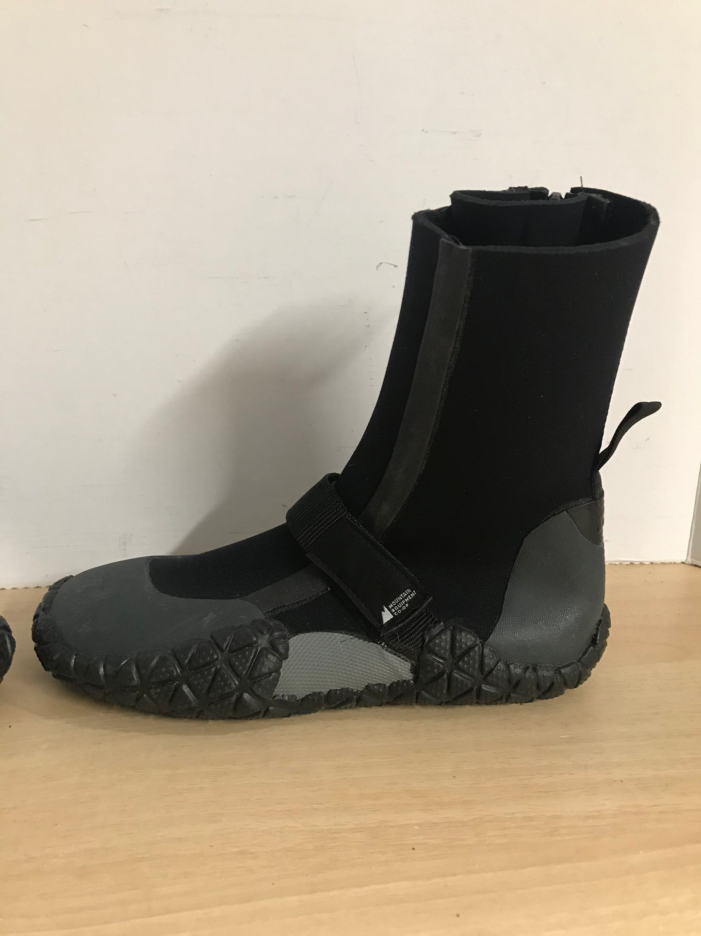 Wetsuit Booties Ladies Size 6 MEC Neoprene High Cut With Zippers Black Excellent