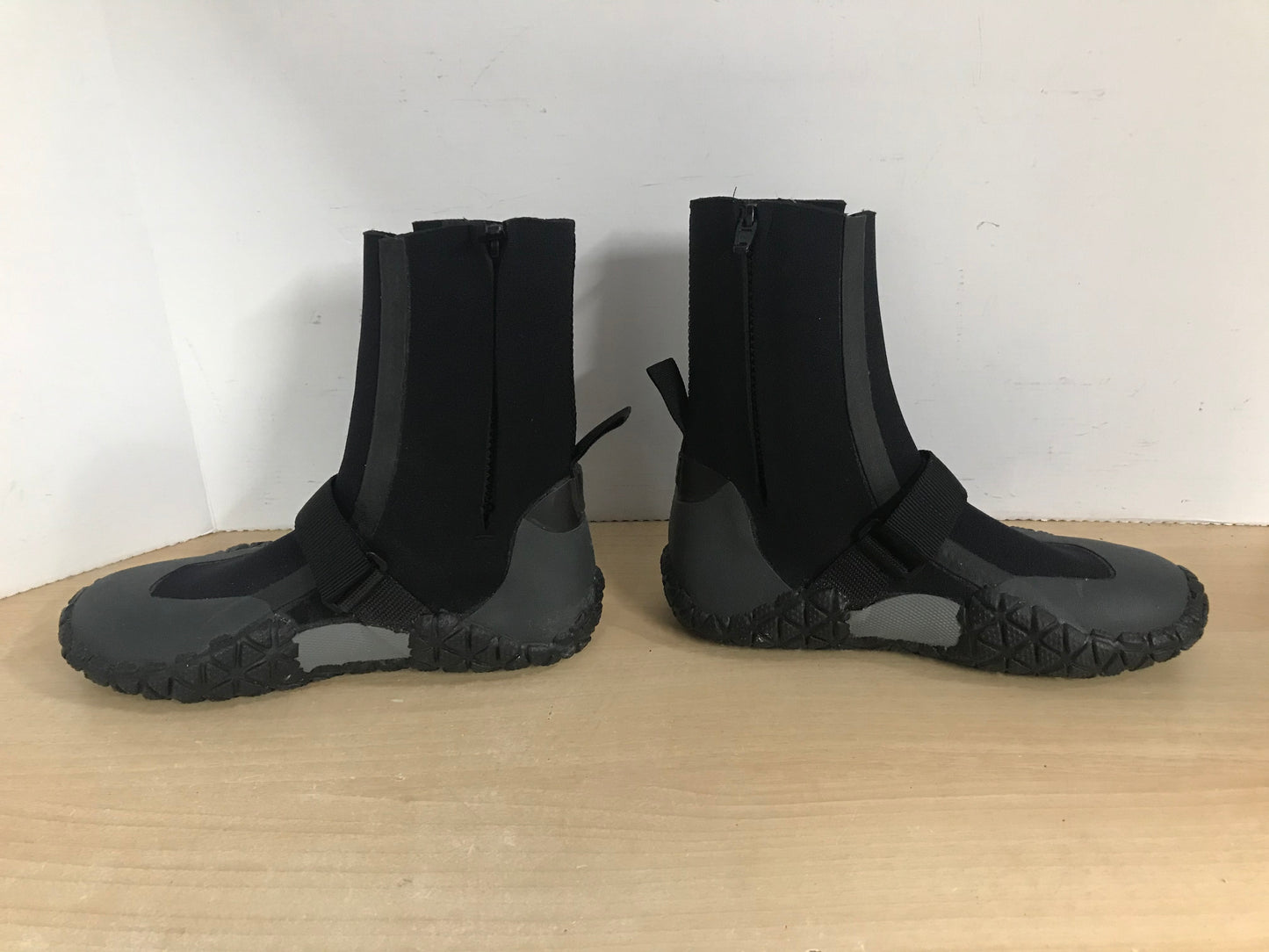 Wetsuit Booties Ladies Size 6 MEC Neoprene High Cut With Zippers Black Excellent