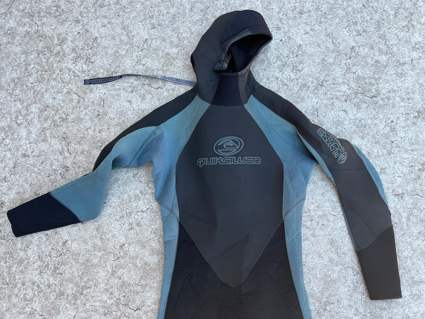 Wetsuit Child Size Youth  12-14 QuickSilver 4-5 mm Black Blue With Hood Some Wear and Pilling Still Works Great For The Surf