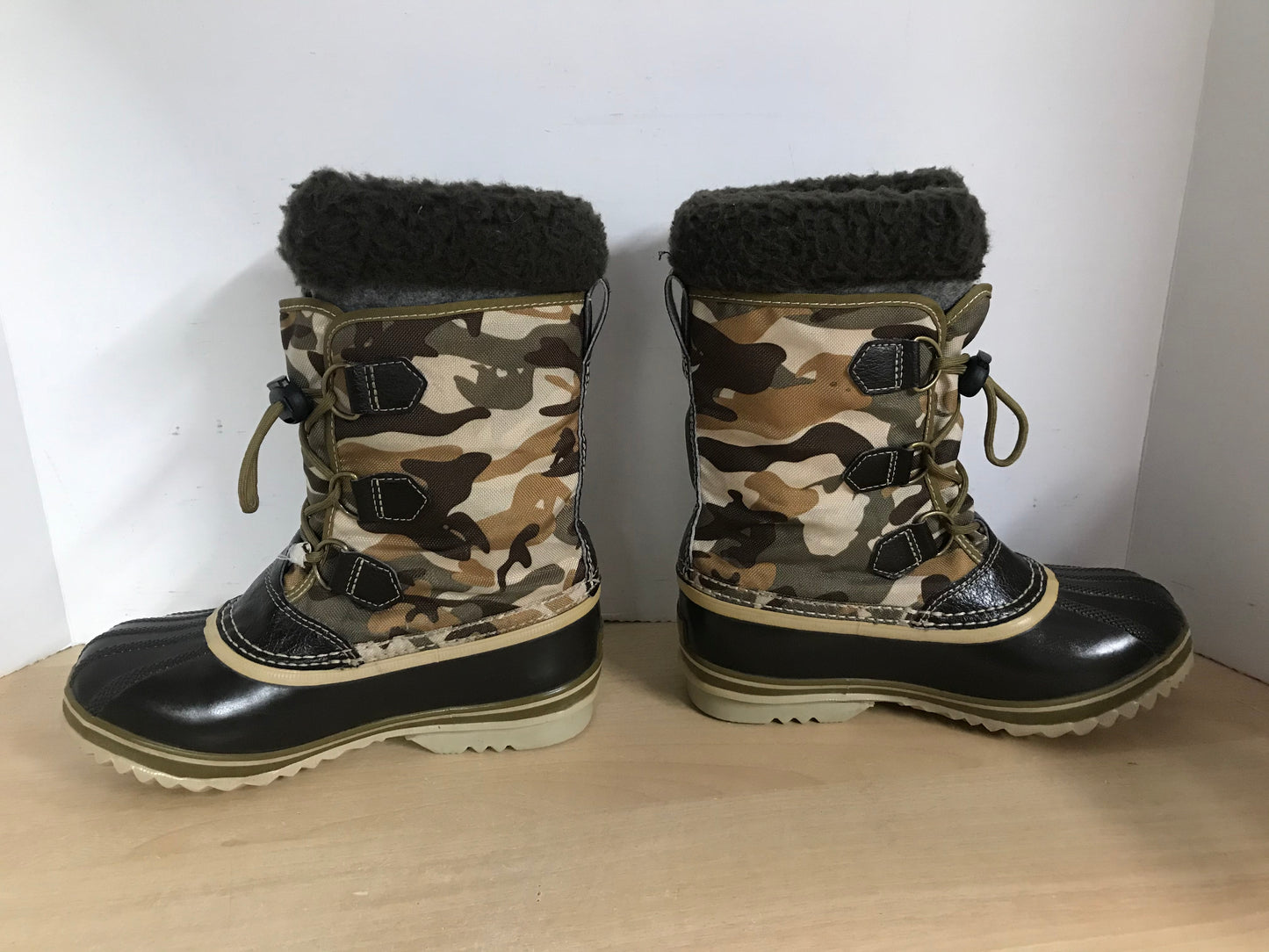 Winter Boots Child Size 4 Sorel Camo With Liner  Excellent As New