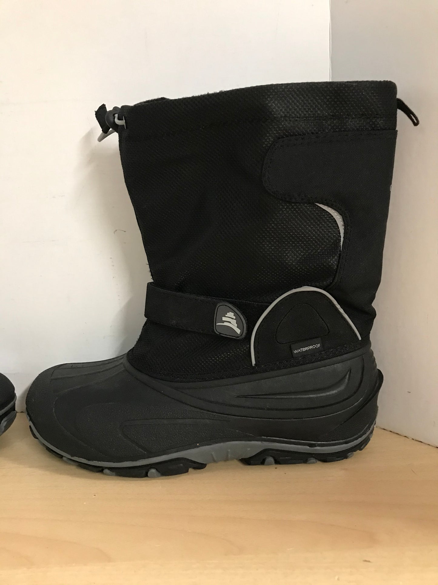 Winter Boots Child Size 6 Youth  Canadian Kids Waterproof Black with Liner Excellent