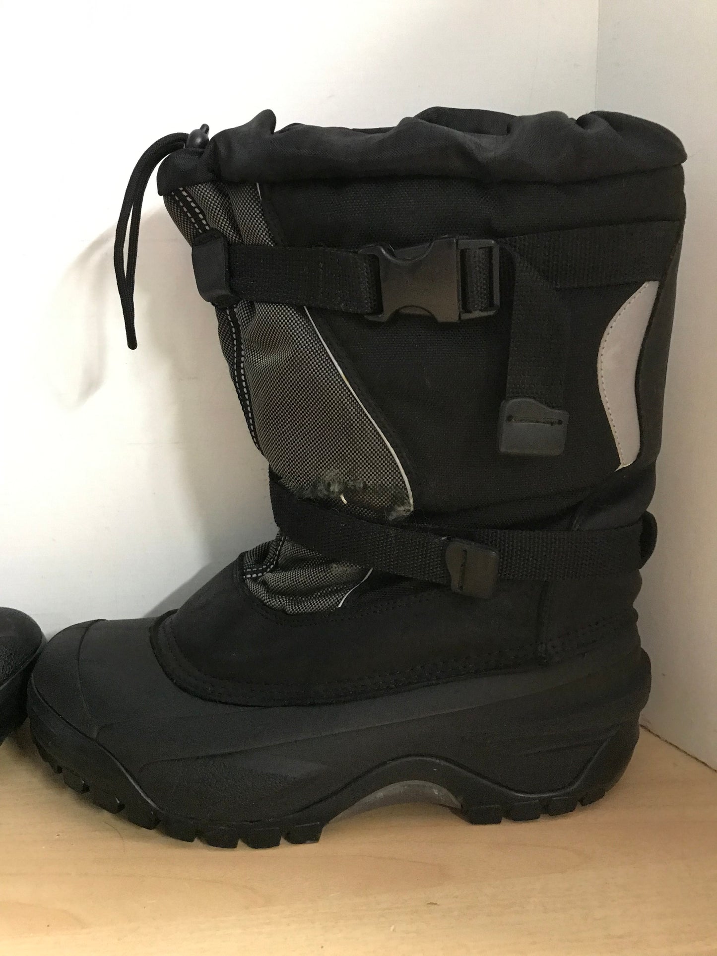 Winter Boots Men's Size 11 Baffin With Liner Black Minor Wear Around Strap