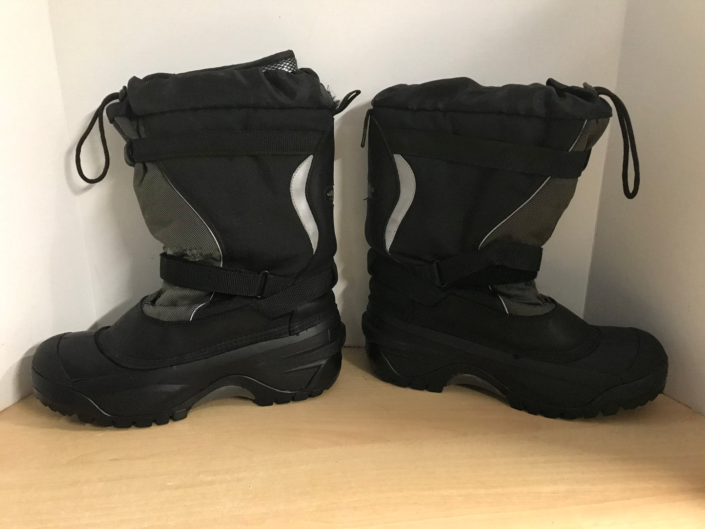 Winter Boots Men's Size 11 Baffin With Liner Black Minor Wear Around Strap